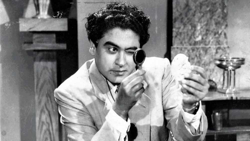 অভিনয়ের বদলে আভাস প্রথমে কেরিয়ার শুরু করলেন বম্বে টকিজ-এর কোরাস শিল্পী হিসেবে। বিনোদন দুনিয়ায় পা রেখে তিনিও দুই দাদার মতো নিজের নাম পরিবর্তন করলেন। আভাসকুমার গঙ্গোপাধ্যায় থেকে হলেন কিশোর কুমার।