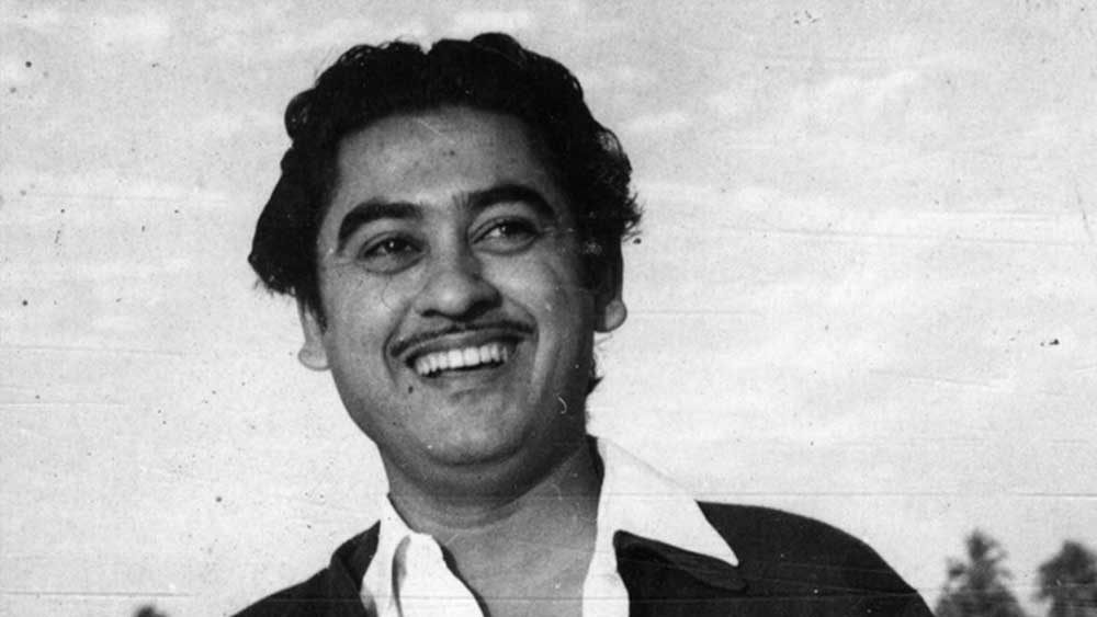 অশোককুমারের জন্মগত নাম ছিল কুমুদলাল গঙ্গোপাধ্যায় এবং অনুপকুমার ছিলেন কল্যাণকুমার গঙ্গোপাধ্যায়। দাদা অশোককুমারের ছবি ‘শিকারি’-তে প্রথম বার ১৯৪৬ সালে অভিনয় করেন কিশোরকুমার। ১৯৪৮ সালে ‘জিদ্দি’ ছবিতে প্রথম বার প্লেব্যাক করেন তিনি।