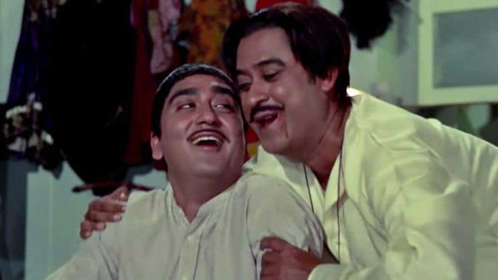 কে এল সায়গল এবং পাকিস্তানি শিল্পী আহমেদ রুশদির প্রভাব ছিল কিশোর কুমারের উপর। এক ঘরোয়া আড্ডায় এস ডি বর্মন তাঁকে পরামর্শ দেন নিজস্ব গায়কি তৈরি করতে। এর পর কিশোর তাঁর গায়কিতে পাশ্চাত্য প্রভাব আনেন। মার্কিন শিল্পী জিমি রজার্স এবং নিউজিল্যান্ডের গায়ক টেক্স মর্টনের গান শুনে নিজের গায়কিরও সঙ্গী করে নেন ইয়োডলিংকে।