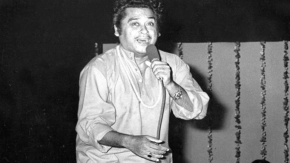 শোনা যায়, হৃষিকেশ মুখোপাধ্যায় প্রথমে ভেবেছিলেন ‘আনন্দ’ ছবিতে কিশোর কুমার এবং মেহমুদকে নেবেন। কিন্তু মনোমালিন্যের জেরে তাঁর প্রস্তাবে রাজি হননি গায়ক-অভিনেতা। পরে হৃষিকেশ তাঁর ছবিতে নেন অমিতাভ বচ্চন এবং রাজেশ খন্নাকে।