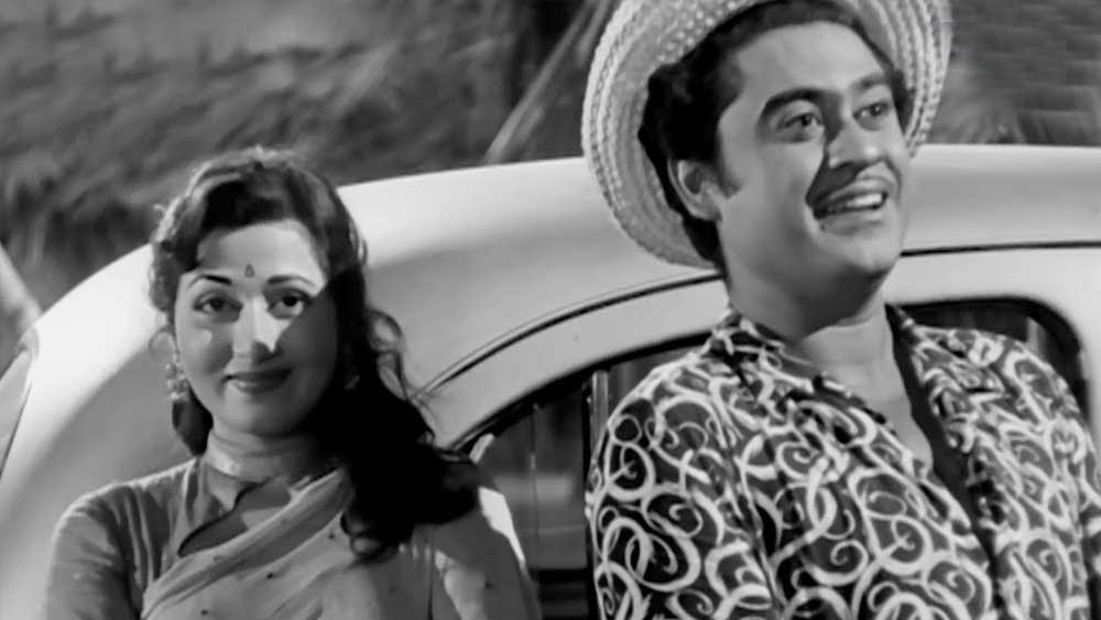 রুমার সঙ্গে বিচ্ছেদের আগেই মধুবালার সঙ্গে সম্পর্কে জড়িয়ে পড়েন কিশোর কুমার। ১৯৬০ সালে তিনি বিয়ে করেন নায়িকাকে। কিন্তু গঙ্গোপাধ্যায় পরিবার এই বিয়ে মেনে নেয়নি।