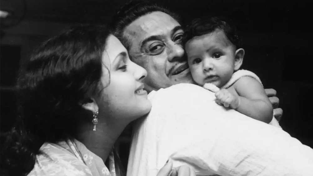 লীনার প্রথম স্বামী সিদ্ধার্থ তাঁদের মধুচন্দ্রিমার দিনই এক দুর্ঘটনায় নিজের বন্দুকের গুলিতে আহত হন। এক বছর চিকিৎসা চলার পরে তিনি প্রয়াত হন। মানসিক ভাবে বিধ্বস্ত লীনা তাঁর আশ্রয় খুঁজে পেয়েছিলেন বয়সে ২১ বছরের বড় কিশোর কুমারের মধ্যে।