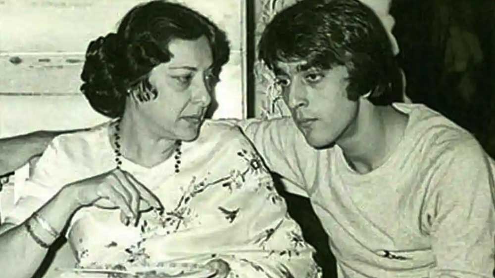 মা নার্গিসের গভীর প্রভাব ছিল সঞ্জয়ের জীবনে। নার্গিসের মৃত্যুর পরে যে শূন্যতা তৈরি হয়েছিল, সেটা অনেকটা পূরণ করেছিলেন টিনা। পরে জানান সঞ্জয়। বান্ধবী টিনা যে তাঁর জীবনে চলার পথে অনেক কিছুই নিয়ন্ত্রণ করতেন। কিন্তু কোনওদিন হস্তক্ষেপ করেননি সঞ্জয়ের কেরিয়ারে।