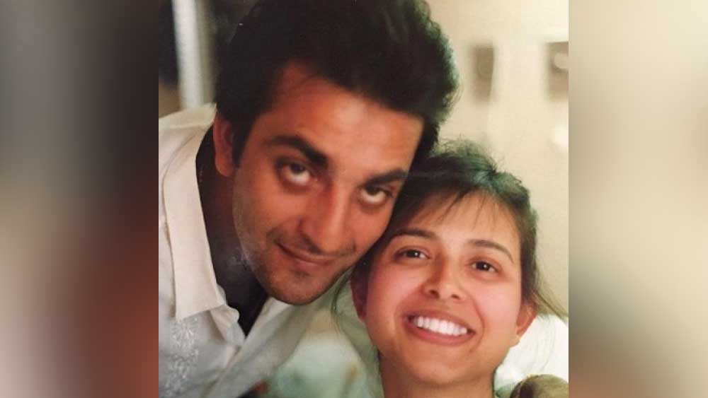 রিচা শর্মার ছবি সঞ্জয় প্রথম দেখেছিলেন পত্রপত্রিকায়। তখন থেকেই তিনি রিচায় মুগ্ধ। পরে এক ছবির মহরতে দু’জনের আলাপ হয়। রিচার টেলিফোন নম্বর যোগাড় করে সঞ্জয়ই তাঁর সঙ্গে প্রথম আলাপ করেন।