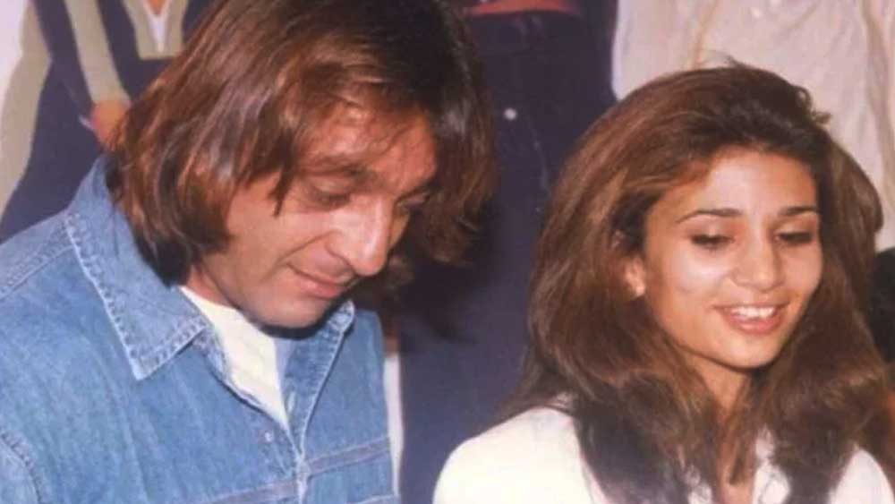 এরপর সঞ্জয়ের জীবনে আসেন রিয়া পিল্লাই। ১৯৯৮ সালে মডেল রিয়াকে বিয়ে করেন সঞ্জয়। কিন্তু এই দাম্পত্যও ভেঙে যায় কয়েক বছর পরেই। শোনা যায়, দু’জনের জীবনেই পরকীয়া তাঁদের বিবাহবিচ্ছেদের কারণ। ২০০৫-এ ডিভোর্স হয়ে যায় সঞ্জয়-রিয়ার।