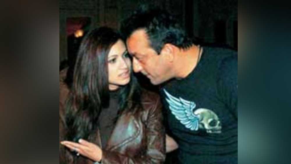 যাঁর জন্য রিয়ার থেকে দূরে সরে যান সঞ্জয়, তিনি নাকি নাদিয়া দুরানি। কোথায় তাঁদের আলাপ হয়েছিল, জানা যায় না। তবে শোনা যায়, ‘কাঁটে’ সিনেমার সময় আমেরিকায় শুটিং স্পটে পৌঁছে গিয়েছিলেন নাদিয়া। এরপরই রিয়া ডিভোর্সের সিদ্ধান্ত নেন।