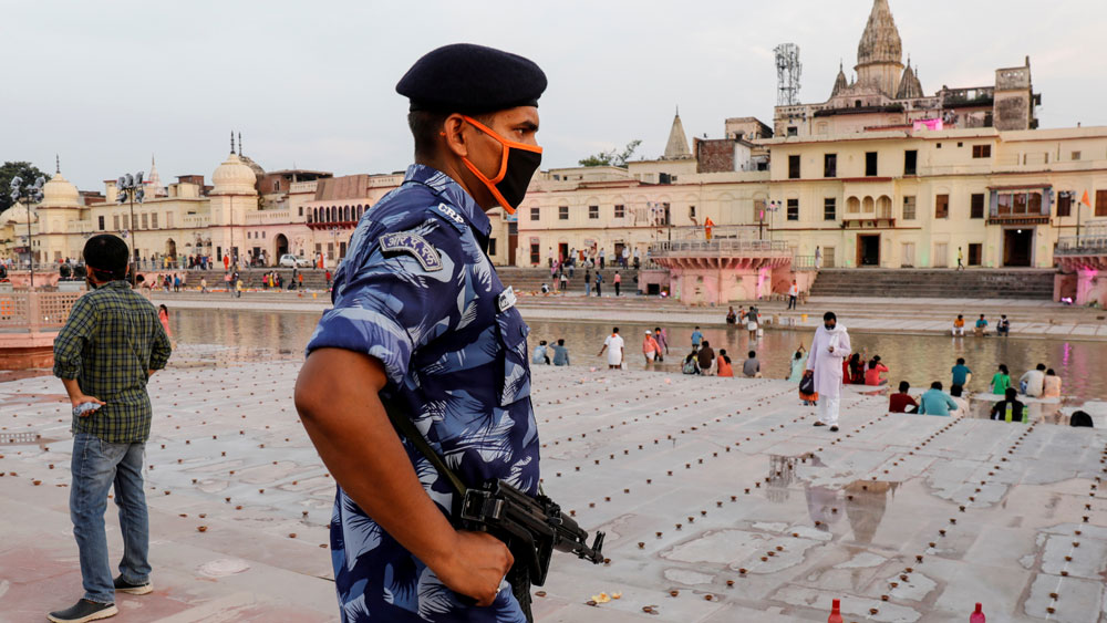 রামমন্দিরের শিলান্যাস অনুষ্ঠান শুরু হওয়ার আগে থেকেই গোটা অযোধ্যা শহর তথা উত্তরপ্রদেশ জুড়ে ছিল নিরাপত্তার কড়াকড়ি। জায়গায় জায়গায় আধুনিক অস্ত্রধারীদের দেখা দিয়েছে। দেখা গিয়েছে, করোনা-বিধি মেনে চলার জন্য যোগী-রাজ্যের বিভিন্ন রাস্তায় যাতায়াত নিয়ন্ত্রণও।