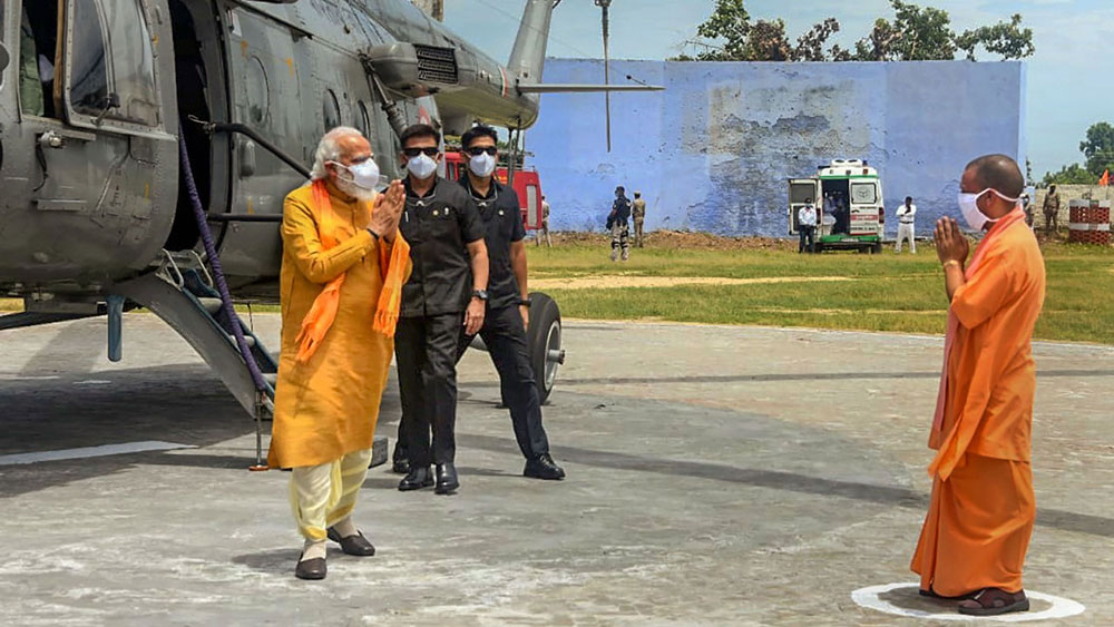 ২৯ বছর পর উত্তরপ্রদেশের অযোধ্যায় পা রেখেছেন প্রধানমন্ত্রী নরেন্দ্র মোদী। এ দিন সকালে যোগী আদিত্যনাথের রাজ্যে পৌঁছনোর পর তাঁকে স্বাগত জানান উত্তরপ্রদেশের মুখ্যমন্ত্রী। সিল্কের সোনালি কুর্তা, কাঁধে গেরুয়া গামছা ও জরির কাজ করা ধুতির পরিহিত মোদীকে দেখা যায় একটু অন্য রূপে।