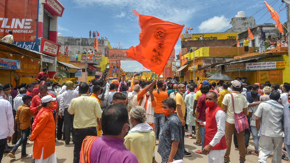 রামমন্দিরের শিলান্যাস অনুষ্ঠান ঘিরে গত কয়েক দিন ধরেই চড়ছিল প্রত্যাশার পারদ। এক দিকে, রামলালার মন্দিরের ভিত্তিপ্রস্তর স্থাপন। অন্য দিকে, সেই অনুষ্ঠান ঘিরে নজর ছিল গোটা বিশ্বের। সেই সঙ্গে যোগ হয়েছিল, দেশের প্রধানমন্ত্রী নরেন্দ্র মোদী-সহ একাধিক হাই-প্রোফাইল নেতা-নেত্রীর অযোধ্যায় পদার্পণ। ফলে গেরুয়া-শিবিরে উৎসাহের পালে যেন হাওয়া লেগেছিল।