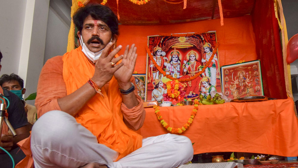 অযোধ্যার আম জনতার পাশাপাশি রামলালার পুজোয় বসেছিলেন অভিনেতা থেকে রাজনীতির আঙিনায় পা রাখা রবি কিষণ। গোরক্ষপুরের সাংসদকে এ দিন দেখা যায় একেবারে অন্য বেশে। পরনে গেরুয়া বসন ও সাদা ধুতি, সঙ্গে কপালে তিলক। নিজের লোকসভা কেন্দ্র গোরক্ষপুরে রাম-সীতা-লক্ষ্মণের ছবির সামনে রীতিমতো ভজন-পূজনও শুরু করেন রবি কিষণ।