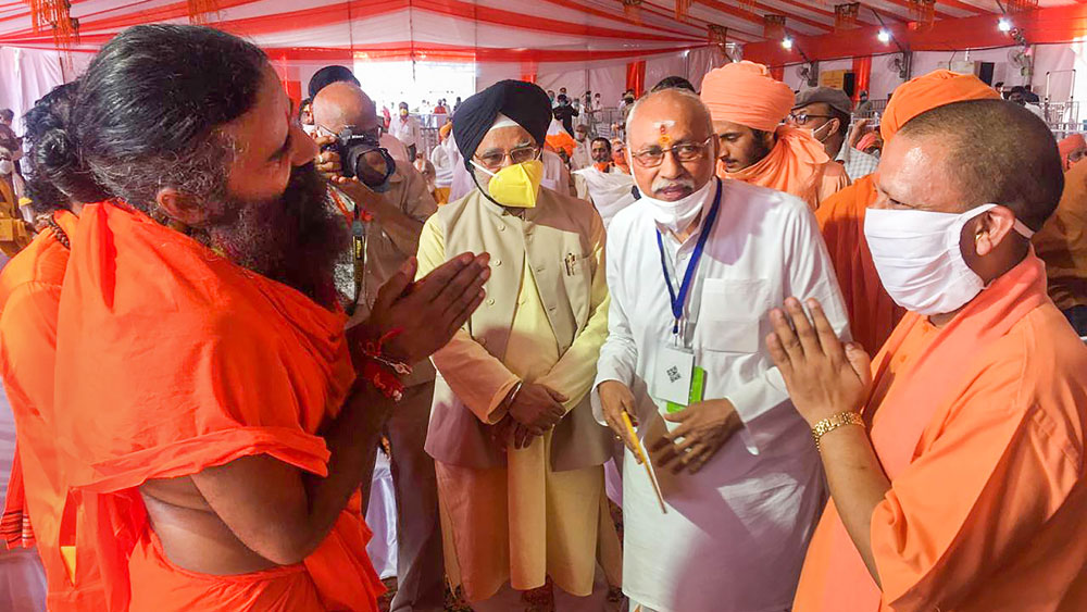 ভূমিপূজার জন্য নির্ধারিত অনুষ্ঠান শুরুর আগে থেকেই যেন চাঁদের হাট বসেছিল অযোধ্যায়। রাজ্যের মুখ্যমন্ত্রী তো উপস্থিত ছিলেনই। সেই সঙ্গে হাজির ছিলেন উত্তরপ্রদেশের রাজ্যপাল আনন্দীবেন পটেল, রাষ্ট্রীয় স্বয়ংসেবক সংঘের প্রধান মোহন ভাগবত থেকে শুরু করে রামদেবের মতো ব্যক্তিত্ব। এঁদের প্রত্যেককেই ভূমিপূজার অনুষ্ঠানে স্বাগত জানান যোগী আদিত্যনাথ।