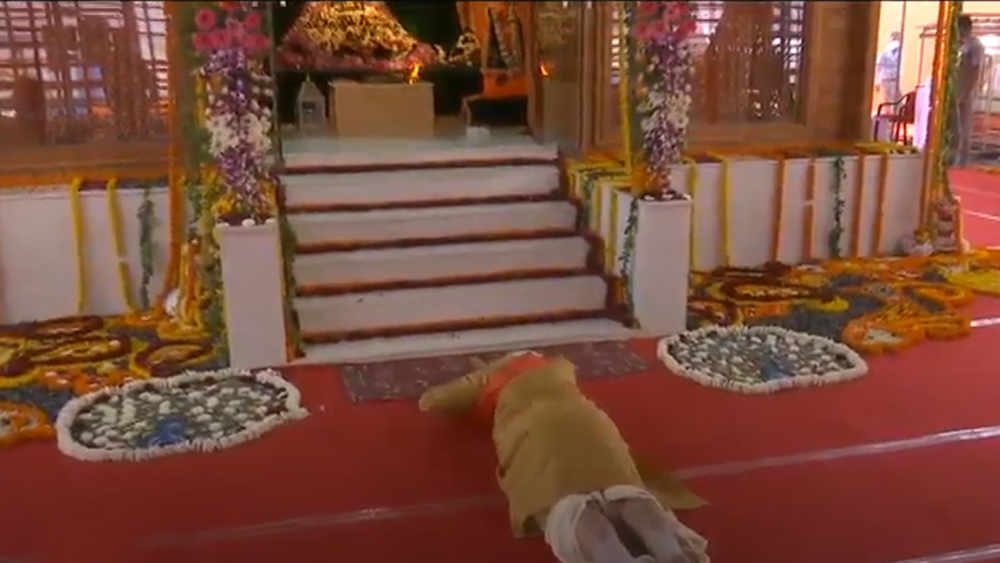 এ দিন অনুষ্ঠানের শুরুতে আরতি করতে দেখা যায় প্রধানমন্ত্রী নরেন্দ্র মোদীকে। গোটা দিনের অনুষ্ঠানের মাঝে ফুটে ওঠে আরও নানা ছবি। যার মধ্যে একটি ছবি বোধহয় দীর্ঘ দিন মোদী-ভক্তদের মনে গেঁথে থাকবে। ভূমিপূজার আগে রামলালার মন্দিরে মোদীর সাষ্টাঙ্গ প্রণাম।