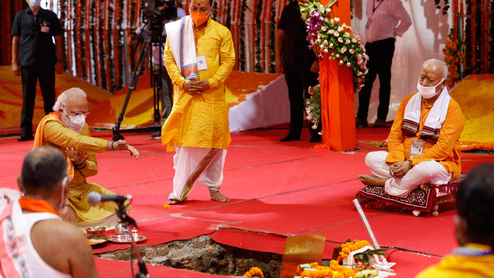 পুরোপুরি বৈদিক আচার মেনে শেষে হয় ভূমিপূজা। বিধি মেনে তা পালন করতে দেখা যায় প্রধানমন্ত্রীকে।