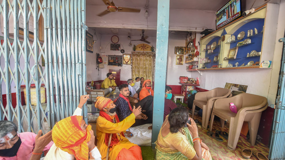 রামমন্দিরের জন্য যাবতীয় গুরুগম্ভীর আচার-অনুষ্ঠানের ঘিরে অযোধ্যায় সাধারণ মানুষের উৎসাহের অন্ত ছিল না। সকলের তো এই অনুষ্ঠানের উপস্থিত থাকার সম্ভব বা ভাগ্য হয়নি, তাঁদের অনেকেই গোটা অনুষ্ঠানের সরাসরি সম্প্রচার দেখতে চোখ রেখেছেন টেলিভিশনের পর্দায়।