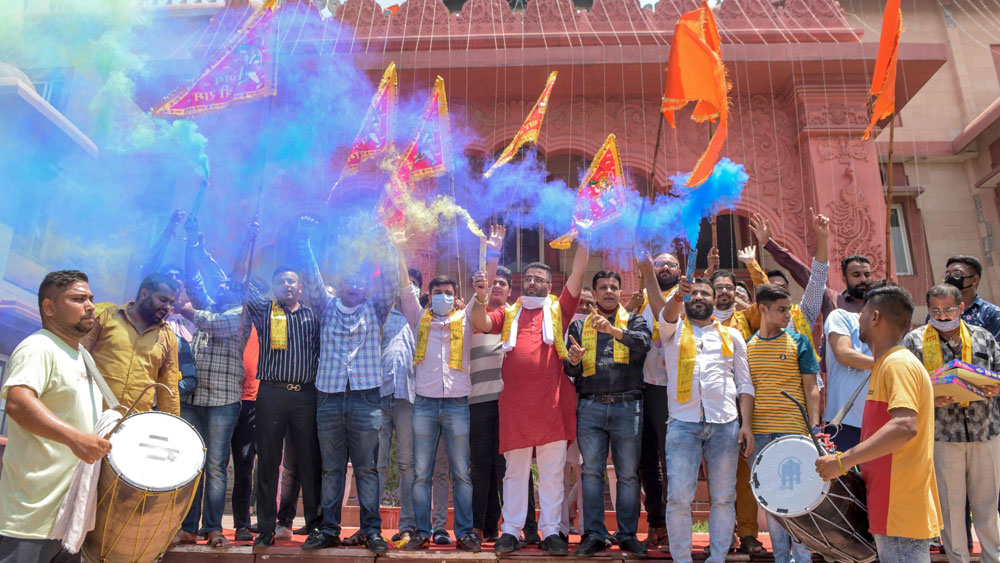 সাধারণ মানুষের পাশাপাশি ছিল গেরুয়া-সমর্থকদের উল্লাসের বহর। বাজি ফাটিয়ে, ঢোল বাজিয়ে রামমন্দির শিলান্যাসের উৎসব পালন করলেন তাঁরা।