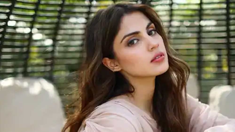 সেইসঙ্গে একগুচ্ছ প্রশ্ন সামনে এনেছেন প্রতিবাদী অভিনেত্রী। যে প্রশ্নগুলির উত্তর আজও পাওয়া যায়নি। রিয়াকে কেন পাওয়া যাচ্ছে না থেকে শুরু করে আইপিএস বিনয় তিওয়ারিকে কোয়রান্টিনের নামে বন্দি করে রাখা— এ রকম বেশ কিছু বিতর্কিত প্রশ্নের উত্তর চেয়েছেন কঙ্গনা।