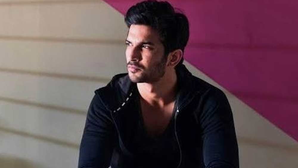 সুশান্ত যে আতঙ্কে ছিলেন সে দাবি করেছেন তাঁদের পারিবারিক বন্ধু স্মিতা পারিখ। সম্প্রতি তিনি সংবাদমাধ্যমে দেওয়া সাক্ষাৎকারে বলেন, “গত ৯ জুন সুশান্তের ম্যানেজার দিশা মারা যান। এর পর থেকে আচমকাই ভীষণ ভয় পেয়ে যান সুশান্ত। বার বার নিতুকে (সুশান্তের দিদি) বলতে শুরু করেন, এ বার আর ওরা আমায় ছাড়বে না। ঠিক আমার পিছনে আসবে। সুশান্ত যেন নিজের মধ্যে ছিল না।”