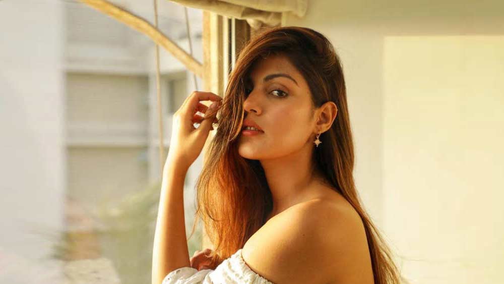 স্মিতা আরও জানান, ৮ জুন রিয়া আচমকাই সুশান্তের বাড়ি ছেড়ে নিজের বাড়ি চলে আসেন। সঙ্গে ছিল দুই ব্যাগ ভর্তি জিনিস। ড্রাইভার তাঁকে তাঁর বাড়ি ছেড়ে দিয়ে আসেন। মিতু সিংহ ওই দিনই সন্ধেবেলায় ভাইয়ের বাড়ি যান। 