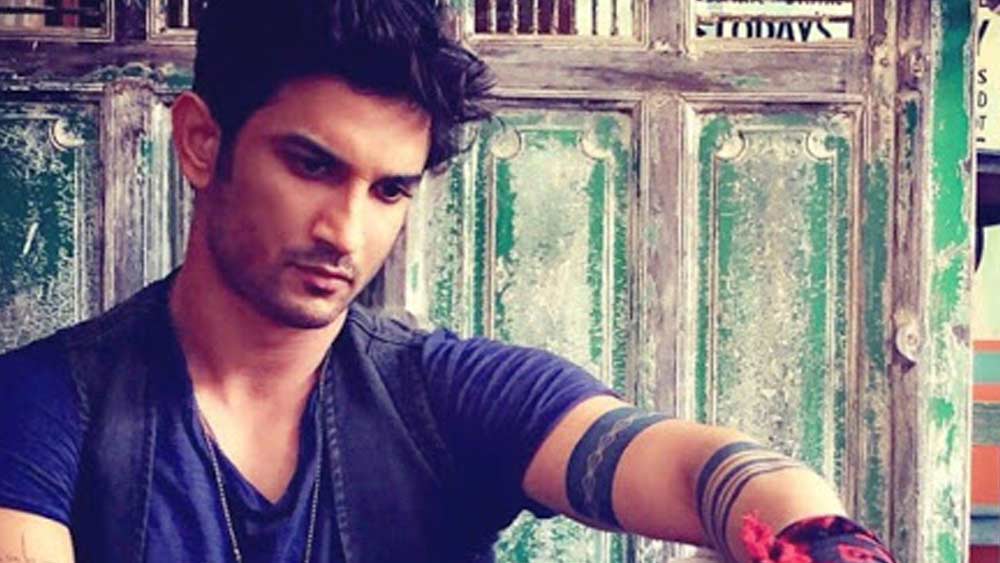 ১১ জুন সুশান্তের আর এক দিদি প্রিয়ঙ্কার স্বামীকে ফোন করেন সুশান্ত। তাঁর জামাইবাবু আইপিএস অফিসার। সুশান্ত নাকি তাঁকে জানান, ইন্ডাস্ট্রিকে বিদায় জানাতে চান তিনি। বিদায় জানাতে চান মুম্বইকে। ১২ জুন সুশান্তের দিদি মিতু মুম্বইতে নিজের বাড়ি ফিরে যান। তাঁর বাচ্চা ছোট, তাই ফিরে গিয়েছিলেন বলে মিতু জানিয়েছেন পুলিশকে।