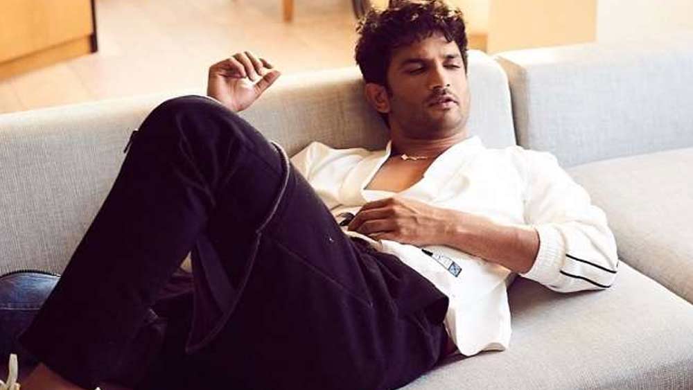 স্মিতার বক্তব্য, “মিতু ভাইয়ের বাড়িতে যাচ্ছিলেনই, এমন সময়ে সিদ্ধার্থের ফোন যায় তাঁর কাছে। তিনি বলেন, ‘দিদি জলদি আইয়ে। ভাইয়া(সুশান্ত) নে হ্যাং কর লিয়া।’ মিতু দিদি এসে অবশ্য সুশান্তকে ঝুলন্ত অবস্থায় দেখতে পায়নি। খাটে শোওয়ানো ছিল সুশান্তের দেহ।”