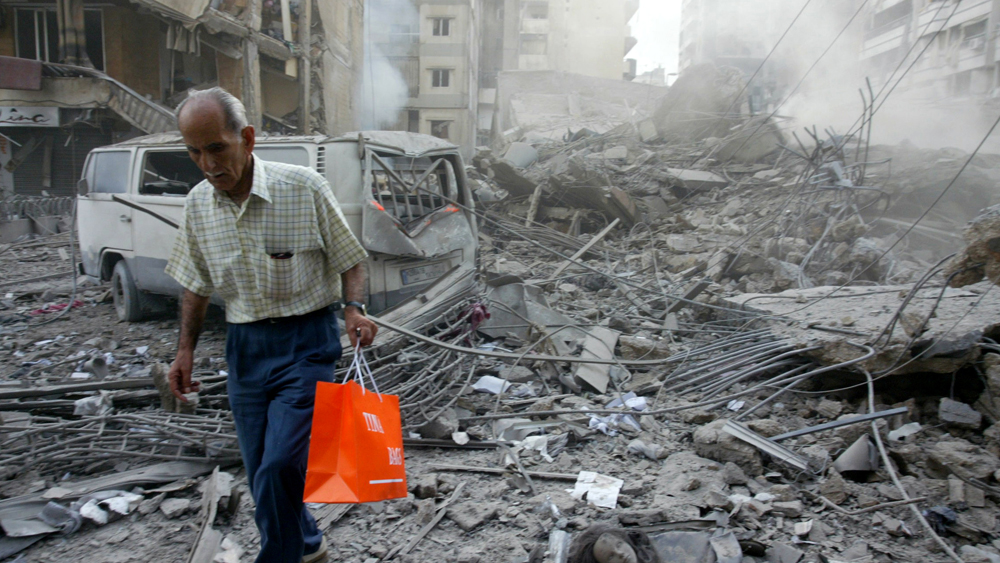 এক প্রত্যক্ষদর্শী জানিয়েছেন, স্থানীয় সময় তখন বিকেল সাড়ে ৫টা। পর পর দুটো জোরাল বিস্ফোরণ হয় বন্দর এলাকায়। তীব্রতা এতটাই ছিল যে, আশপাশের বহু বাড়ি ভেঙে গুঁড়িয়ে যায়। আতঙ্কে ছোটাছুটি করতে থাকেন মানুষ। প্রচুর মানুষ মানুষ আহত হন।