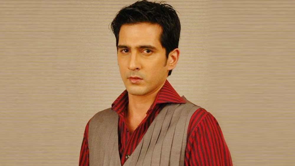 পরে তিনি কেরিয়ারের সুবিধের জন্য চলে যান মুম্বই। তত দিনে ঠিক করে ফেলেছেন অভিনেতাই হবেন তিনি।