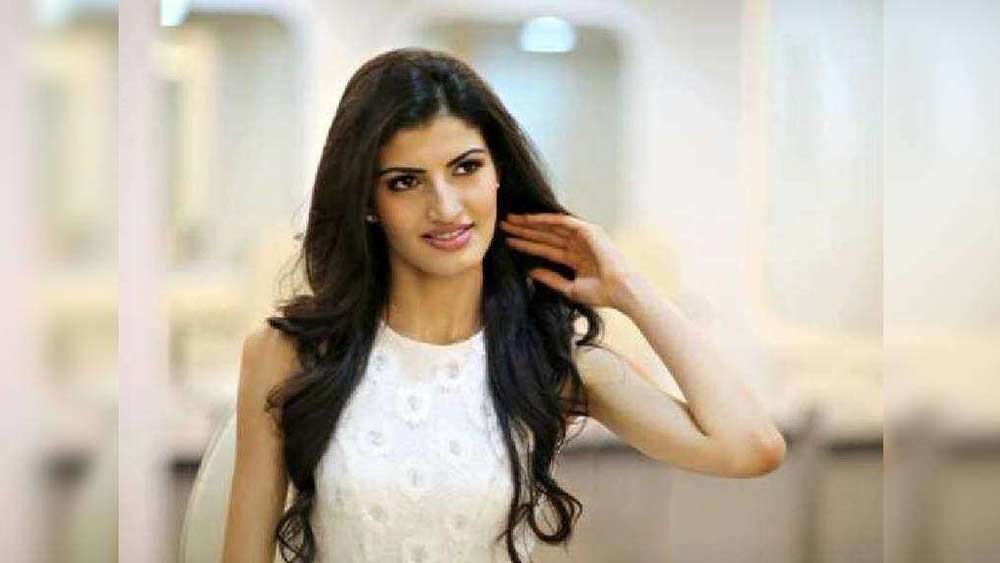 বাবাকে দেখেই দেশবাসীর সেবায় ব্রতী হওয়ার ইচ্ছে ঐশ্বর্যার। সেই স্বপ্নপূ্রণের প্রথম ধাপে পা রেখেছেন তিনি। সফল হয়েছেন ইউপিএসসি পরীক্ষায়। সম্প্রতি প্রকাশিত মেধাতালিকায় তাঁর স্থান ৯৩ নম্বরে।