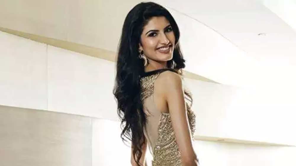 হঠাৎ করে যে পড়াশোনায় মন বসেছে, তা নয়। ঐশ্বর্যা জানিয়েছেন, তিনি বরাবরই মেধাবী ছাত্রী বলে পরিচিত। পরীক্ষার ফলাফলে প্রথম সারিতে থাকা এই ছাত্রী স্কুলে ছিলেন ক্লাস ক্যাপ্টেনও।