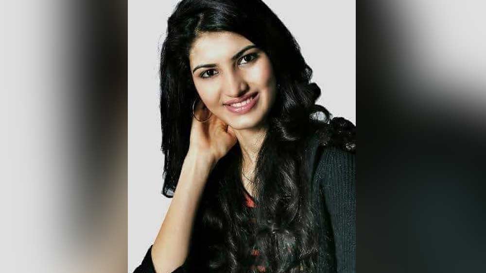 ঐশ্বর্যার জন্ম রাজস্থানের প্রত্যন্ত চুরু গ্রামে। তার পর বাবার কর্মসূত্রে দেশের বিভিন্ন শহরে কেটেছে স্কুলজীবন। তিনি প্রথমে বিজ্ঞান শাখার ছাত্রী ছিলেন। পরে দিল্লির লেডি শ্রীরাম কলেজ অব কমার্স থেকে স্নাতক হন।