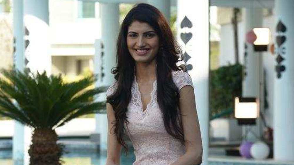 বছর দুয়েকের জন্য মডেলিংকে বিদায় জানালেন ঐশ্বর্যা। সেইসঙ্গে কার্যত বিদায় জানালেন নিজের স্মার্টফোনকেও। নিতান্ত প্রয়োজন ছাড়া সে মোবাইল ফোনে হাত দিতেন না।