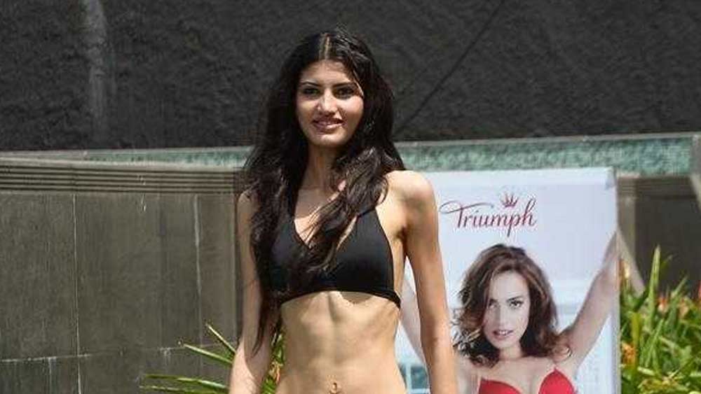 কিন্তু দেশসেবার জন্য সরাসরি বাবার পদাঙ্ক অনুসরণ করলেন না কেন তিনি? সেনাবাহিনীতে যোগ না দিয়ে আইএএস কেন? এই প্রশ্নও এসেছে ঐশ্বর্যার কাছে।