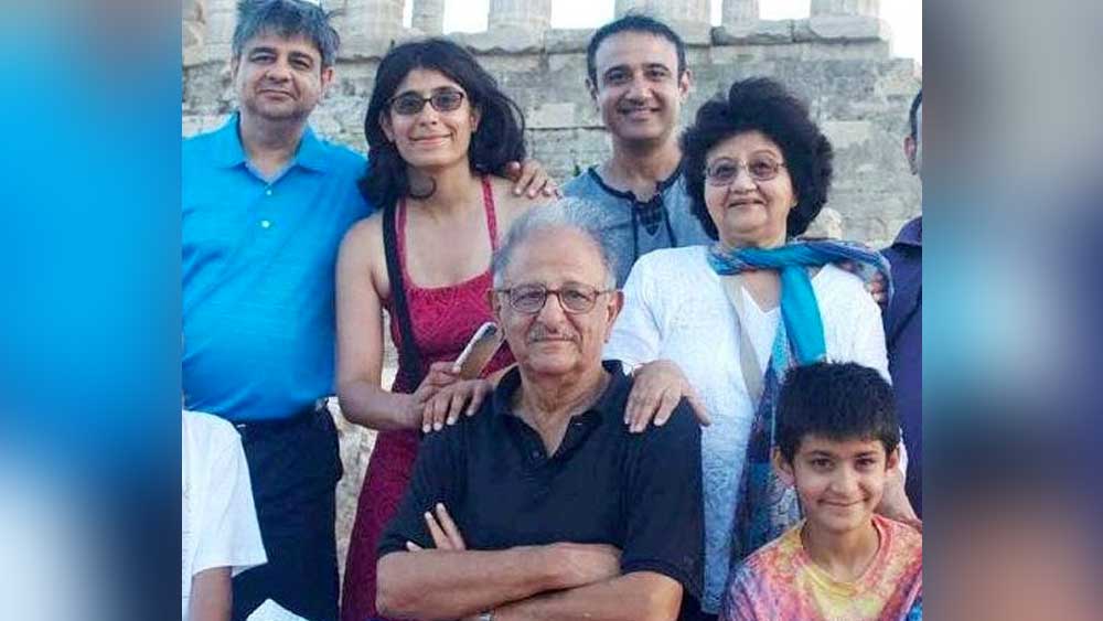 ব্যক্তিগত জীবনকে পর্দার আড়ালে রাখতেই ভলবাসেন বিবেক। তবে তিনি যে স্ত্রী এবং পরিবারের বাকি সদস্যদে সঙ্গে কোয়ালিটি টাইম কাটাতে ভালবাসেন, সে কথা বোঝা যায় সোশ্যাল মিডিয়ায় তাঁর শেয়ার করা ছবি দেখেই।