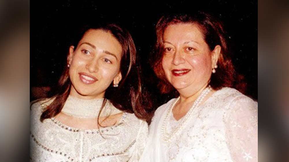 ববিতা চেয়েছিলেন, যে করেই হোক সে বছরই করিশ্মা অভিনয় শুরু করুক। তাই ধর্মেন্দ্রকে অন্ধকারে রেখেই এই ছবিতে সই করান করিশ্মাকে। এ কথা শুনেই ধর্মেন্দ্র রেগে যান। শোনা যায়, তিনি পহেলাজকে ফোন করে বলেন তাঁর ছবি থেকে করিশ্মাকে বাদ দিতে। কারণ তিনি চাননি ববির আগে করিশ্মার আলাদা ভাবে বলি ডেবিউ হোক।