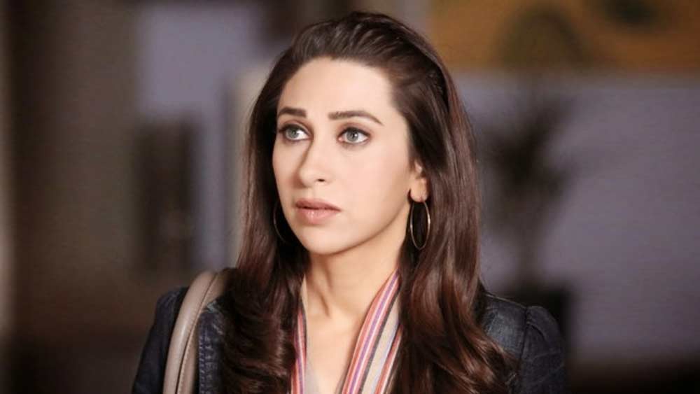 এই অবস্থায় করিশ্মার কাছ থেকে দু’টো সুযোগই চলে যায়। ‘বরসাত’ ছবির কাজ অর্ধসমাপ্ত হয়ে থাকল। অন্য দিকে ‘ফার্স্ট লভ লেটার’ থেকেও খারিজ হলেন তিনি।