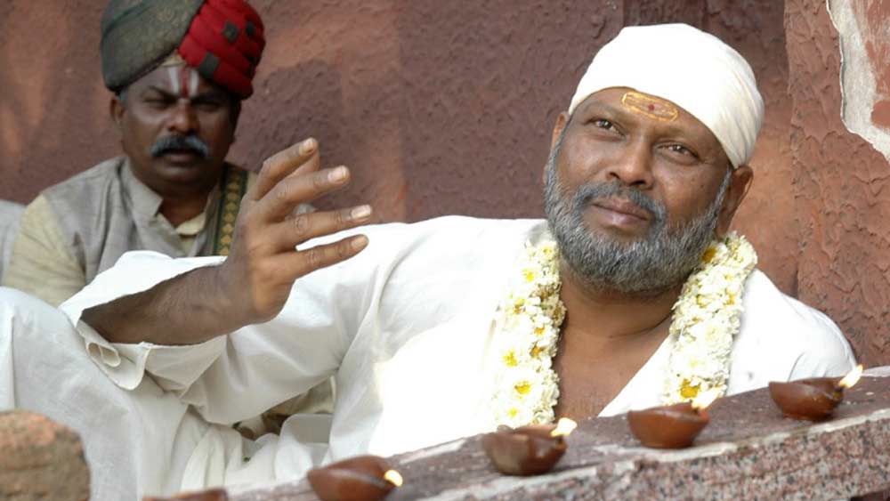 তাঁর পুরো নাম গঙ্গাসানি রামি রেড্ডি। জন্ম অন্ধ্রপ্রদেশের চিত্তুর জেলায়। ১৯৫৯-এর ১ জানুয়ারি। স্থানীয় স্কুলে পড়াশোনার পর তিনি সাংবাদিকতা নিয়ে স্নাতক হন ওসমানিয়া বিশ্ববিদ্যালয় থেকে।