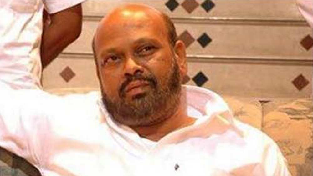 অভিনেতা হওয়ার আগে তিনি কিছু দিন একটি সংবাদপত্রে সাংবাদিক হিসেবেও কাজ করেছিলেন। সে সময়েই তেলুগু ছবি ‘অঙ্কুশম’-এ অভিনয়ের সুযোগ পান। প্রথম ছবিতেই প্রখ্যাত অভিনেতা রাজাশেখরের সঙ্গে খলনায়ক হিসেবে অভিনয় করেন তিনি।