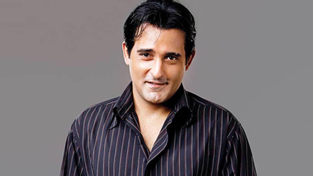 এ প্রশ্নের উত্তরও নিজের অভিনয়ের মতোই সাবলীল ভাবে দিয়েছেন বিনোদপুত্র। জানিয়েছেন, তিনি সারা জীবন একই জনের সঙ্গে কাটিয়ে দিতে পারবেন না। তাঁর কাছে ‘জীবনসঙ্গী’-র ধারণাটা সম্পূর্ণ অন্য রকম।