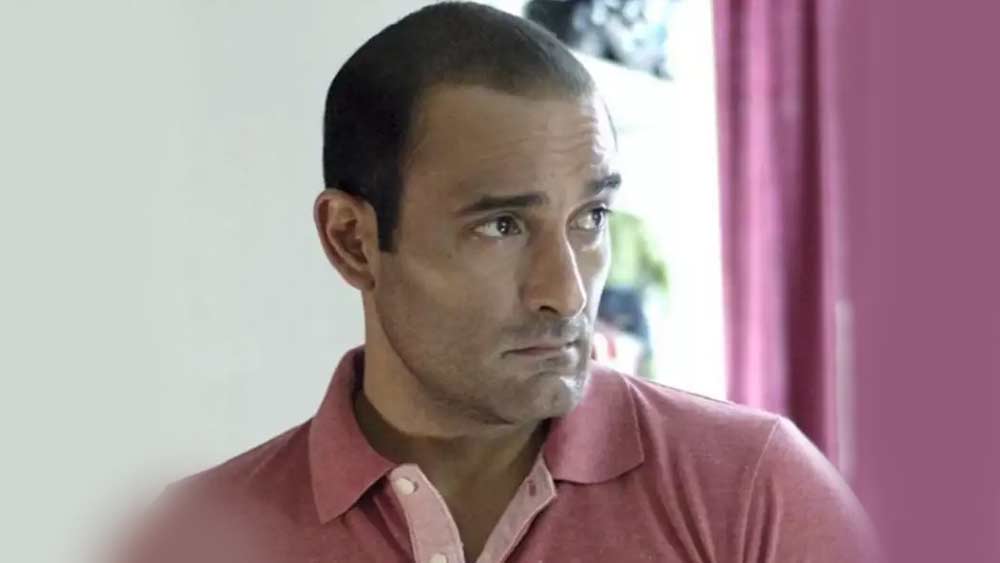 ভাল অভিনয় করা সত্ত্বেও কোনও দিন বলিউডের ইঁদুরদৌড়ে সামিল হননি অক্ষয়। এক নম্বর নায়ক হওয়ার কোনও স্বপ্নের পিছনেও দৌড়ে যাননি। সে সব নিয়ে তাঁর মাথাব্যথাও নেই। তিনি নিজের জীবনের একান্ত নিভৃত কোণেই বিভোর।