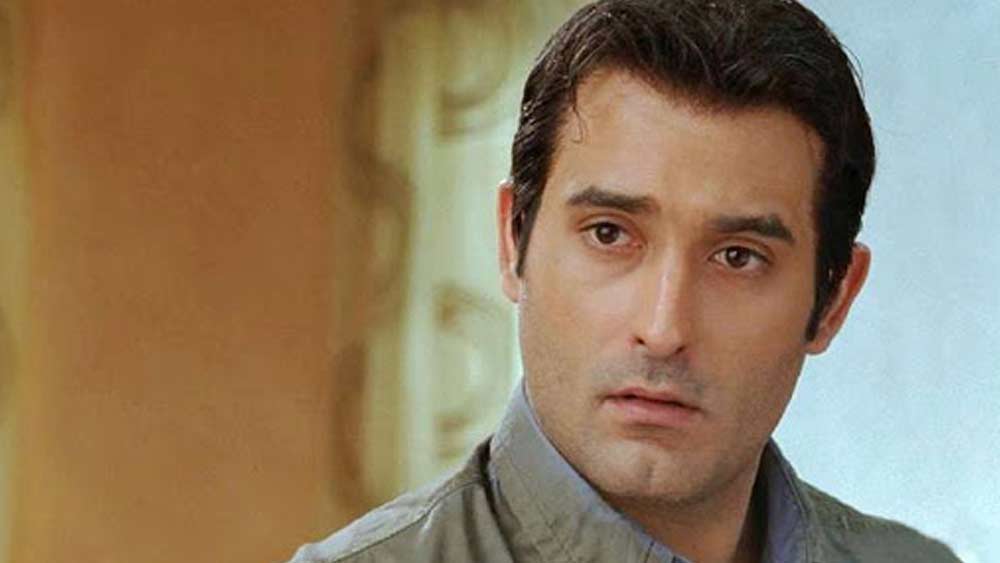 এক বার অক্ষয় সাক্ষাৎকারে বলেছিলেন, তিনি বিয়ে করতে চান না। কারণ তিনি মনে করেন, সমাজের প্রচলিত নিয়ম মেনে তিনি বিয়ের জন্য আদর্শ নন। বিয়ে নামের প্রতিষ্ঠান নিয়ে ঘোরতর আপত্তি তাঁর।