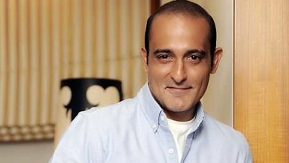 কেন? এখানেও সেই জীবন ভাগ করে নেওয়ার প্রশ্ন। কারণ সন্তান এলে জীবনের মুখ্য শর্ত হয়ে দাঁড়ায় সেই শিশুই। ফলে বিসর্জন দিতে হয় জীবনের অনেক শখ। সে পথে হাঁটতে রাজি নন অক্ষয়।