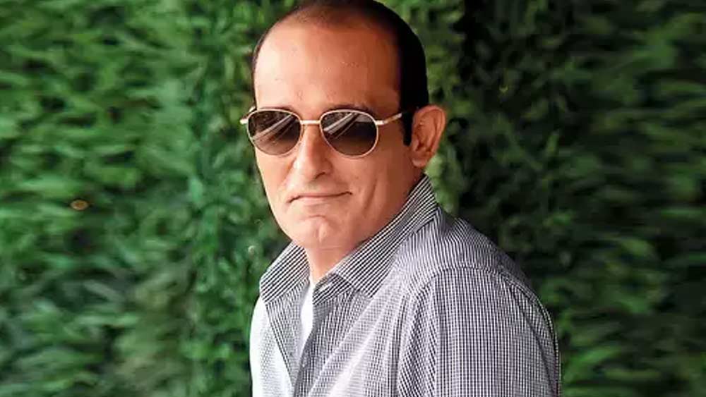 কিন্তু অক্ষয় কোনও সম্পর্কে বাঁধা পড়তে রাজি নন। নিজেই জানিয়েছেন, তিনি ‘কমিটমেন্ট-ফোবিক’। কারও সঙ্গে প্রতিশ্রুতিবদ্ধ হতে ভয় পান। বরং, একা থাকতেই তাঁর ভাল লাগে। নিজের সঙ্গে নিজের মতো করে কাটানো মুহূর্তই তাঁর কাছে গুরুত্বপূর্ণ।