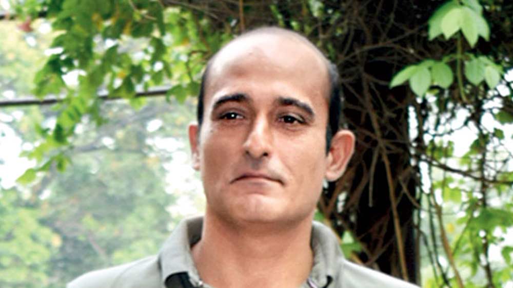 তাঁর কাছে কোনও সম্পর্ক তত ক্ষণই উপভোগ্য, যত ক্ষণ সেই সান্নিধ্য দু’জনেরই ভাল লাগছে। অক্ষয় মনে করেন, একসঙ্গে সম্পর্কে থাকার মতো বিচ্ছেদও সুন্দর হওয়া উচিত। বিয়ের মতো সমাজে প্রচলিত কাদা ছোড়াছুড়ির ডিভোর্স-প্রথাও তাঁর অপছন্দ।