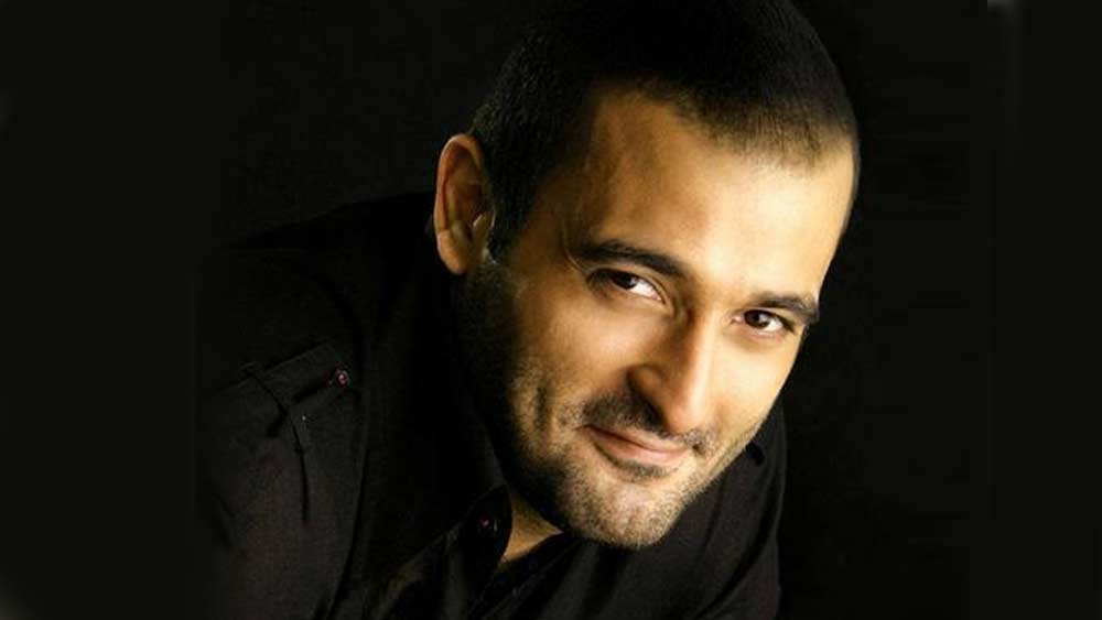 অভিনেতা মনে করেন, তাঁর এই আপাত অসামাজিক ভাবমূর্তি নিয়ে তিনি প্রচলিত রীতিনীতির মাঝে বেমানান। কিন্তু তিনি নিজেকে নিয়ে খুশি। অন্য নায়কের মতো নিজের লুক নিয়েও ভাবনাচিন্তা বা পরীক্ষা নিরীক্ষায় নারাজ অক্ষয়। ‘মোস্ট এলিজেবল ব্যাচেলর’ হয়ে নিজের মতো জীবনকে উপভোগ করতে চান এই তারকা।