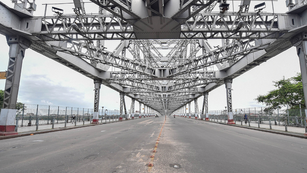 আক্রান্তের সংখ্যাটা যখন একটু একটু বাড়তে শুরু করেছিল, পরিস্থিতি নিয়ন্ত্রণে আনতে দেশ জুড়ে লকডাউন ঘোষণা করা হল মার্চের ২৫ তারিখে। টানা ৪৯ দিন ধাপে ধাপে লকডাউন জারি রইল গোটা দেশে। রাজ্যগুলোও নিজের মতো করে লকডাউন ঘোষণা করল। কিন্তু সামগ্রিক ছবিতে তাতে খুব একটা পরিবর্তন আসেনি। এক, দুই, তিন করে আক্রান্তের সংখ্যাটা বাড়তে বাড়তে আজ সেটা ২০ লক্ষ ছাড়িয়ে গিয়েছে। মৃত্যুও হয়েছে ৪১ হাজারের বেশি মানুষের। দেশ লড়ছে, দেশবাসী লড়ছে, সরকার লড়ছে, রাজ্যগুলো লড়ছে— সংক্রমণ নিয়ন্ত্রণে সবাই নিজের নিজের মতো করে এবং ঐক্যবদ্ধ ভাবে লড়াই জারি রেখেছে।