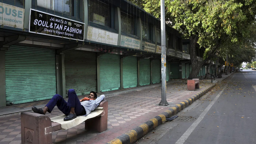 করোনার আগে দেশের ছবিটা অন্য রকম ছিল। কিন্তু করোনা এসে অনেক কিছুই বদলে দিয়েছে। অর্থনীতি ধাক্কা খেয়েছে, মানুষ কাজ হারিয়েছে। সবচেয়ে বড় বিষয় যেটা তা হল, করোনা আমাদের দৈনন্দিন অভ্যাসটার খোলনোলচেই বদলে দিয়েছে।