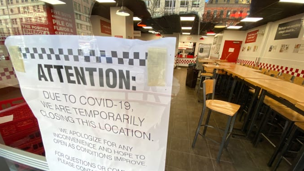 করোনা নিয়ে মনের ভীতিই হোক বা সচেতনতা— হ্যান্ড স্যানিটাইজার, মাস্ক এখন আমাদের নিত্য দিনের সঙ্গী হয়ে গিয়েছে। লকডাউনের শুরুর দুকে বাস-ট্রেন সব স্তব্ধ হয়ে গিয়েছিল। অফিস-কাছারি নেই, রাস্তায় বেরনো নেই, দোকানপাট খোলা নেই, শপিং-এর জন্য হপিং নেই, রেস্তরাঁয় বসে খাওয়া নেই— এ সব না থাকায় একেবারে ঘরবন্দি হয়ে পড়েছিল মানুষ।