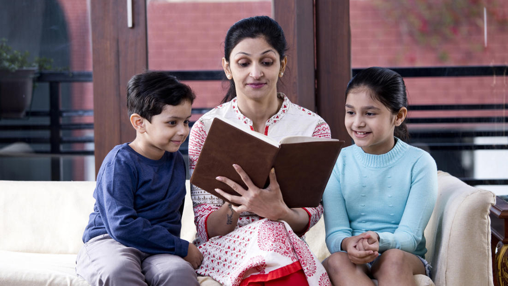 দীর্ঘ দিন ঘরে বসে থাকার ফলে মানুষের অভ্যাসেও একটা  বদল এসে গিয়েছে। একঘেয়েমি কাটাতে করোনা পূর্ববর্তী সময়ে সিনেমা দেখে, গল্প করে বা একটু রেস্তরাঁয় গিয়ে সেটা কাটিয়ে আসার মতো সুযোগ ছিল। আমরা সব সময় বিকল্পের সন্ধান চালাতে থাকি। ফলে লকডাউনের জেরে দেশবাসী ঘরবন্দি হয়ে পড়ল, একঘেয়েমি কাটাতে বিকল্প রাস্তাও বার করে নিয়েছেন তাঁরা। বাড়িতে বসেই ‘দুধের সাধ ঘোলে মেটানো’র বন্দোবস্ত করে নিয়েছেন।