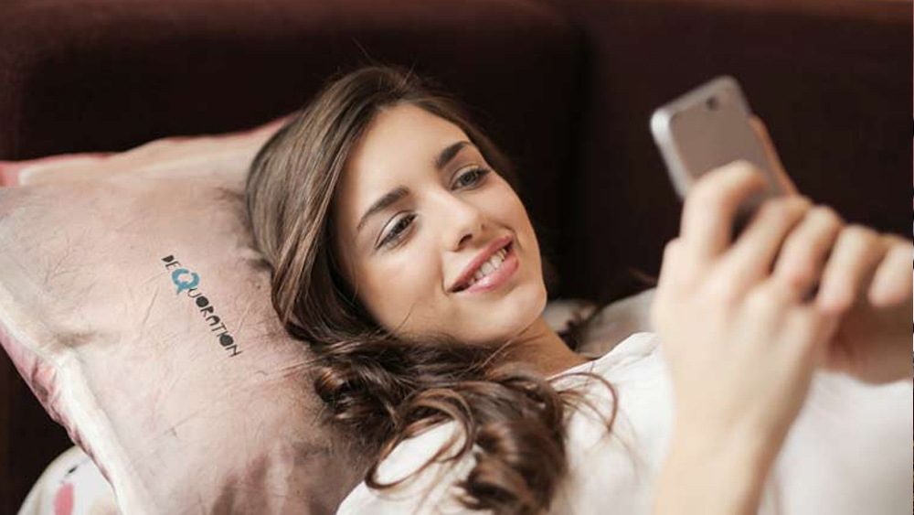 সিনেমা দেখা সেরে ফেলছেন হাতের ছোট স্মার্টফোনটিতে, অনলাইনে খাবার অর্ডার দিয়ে বাড়িতেই রেস্তরাঁর সাধ মিটিয়ে ফেলছেন বা অনলাইনে শপিংয়ের মাত্রাটা আরও বাড়িয়ে ফেলেছেন। অফিসের কাজটাও বাড়ি থেকে মিটিয়ে ফেলছেন। তা, এই করোনা এবং তার জেরে লকডাউন ভারতীয়দের অভ্যাসে কী কী পরিবর্তন ঘটালো তা দেখে নেওয়া যাক।