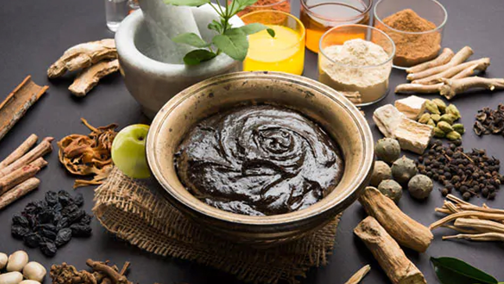 নিয়েলসন হোল্ডিংস পিএলসি-এর সমীক্ষা বলছে, জুনে চ্যবনপ্রাশের বিক্রি বেড়েছে ২৮৩%, অন্য দিকে, ৩৯% বিক্রি বেড়েছে ব্র্যান্ডেড মধুর। ডাবর-এর দাবি, এপ্রিল থেকে জুনের মধ্যে তাদের সংস্থার চ্যবনপ্রাশের বিক্রি বেড়েছে ৭০০%। নিয়েলসেন সাউথ এশিয়ার মার্কেট লিডার সমীর শুক্লর মতে, “গ্রাহকদের চাহিদাটা বদলেছে। এখন অনেক বেশি সংখ্যক গ্রাহক ইমিউনিটি বুস্টার, হেলদি ফুডের দিকে ঝুঁকছেন।” তবে এই চাহিদাটা স্বল্পকালীন নয় বলেও মত শুক্লর। ব্রিকওয়ার্ক রেটিংস-এর মতে, এপ্রিল থেকে জুনের মধ্যে পতঞ্জলির বিক্রিও বহুগুণ বেড়েছে।