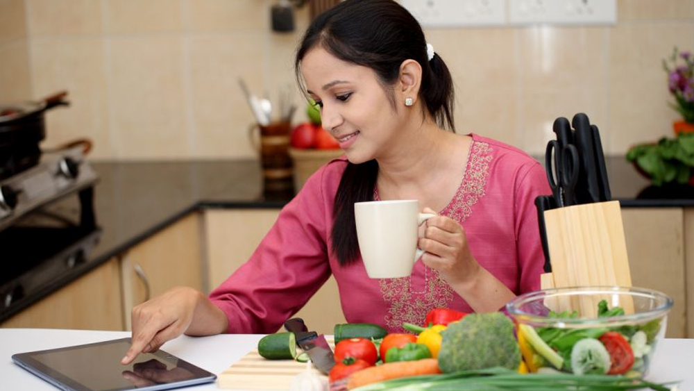 সহজে নষ্ট হবে না এমন খাবারের অনলাইন চাহিদা বিপুল বেড়েছে এই অতিমারির আবহে। বিশেষ করে সকালের চটজলদি খাবার যেমন, নুডলস, বিস্কুট, স্ন্যাকস জাতীয় খাবার। ইউরোমনিটর জানাচ্ছে, এই সময়ে যে হারে চাহিদা বেড়েছে এই সব খাবারের তাতে সংস্থাগুলো জোগান দিয়ে কুলিয়ে উঠতে পারছে না। বিক্রিও বেড়েছে প্রচুর।